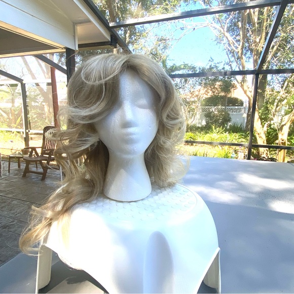 Wig, medium blond, 22”, waves - Picture 2 of 9